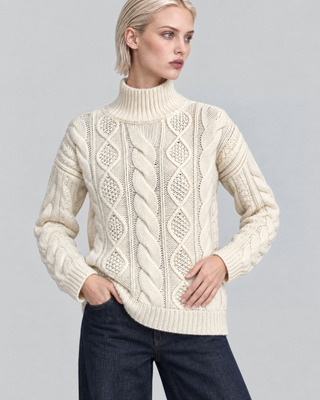 Jersey de punto trenzado de lana merina en color crudo