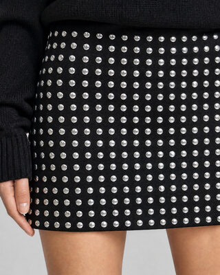 Falda corta negra con tachuelas