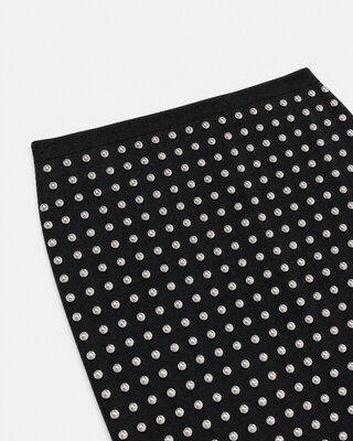 Falda corta negra con tachuelas