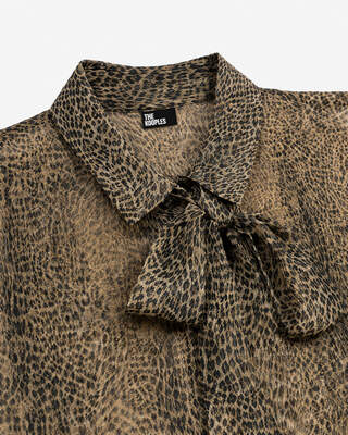 Camisa con corbata de lazo con estampado de leopardo