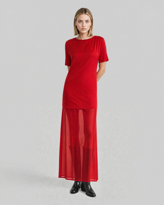 Vestido largo de sat&eacute;n rojo