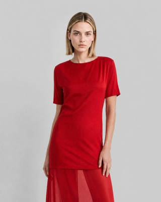 Vestido largo de sat&eacute;n rojo