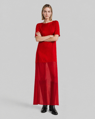 Vestido largo de sat&eacute;n rojo