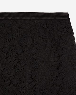 Falda corta de encaje negro