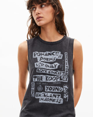 Camiseta de tirantes con serigraf&iacute;a negra deste&ntilde;ida