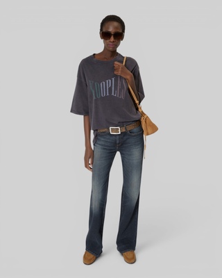 Camiseta oversize con serigraf&iacute;a negra difuminada