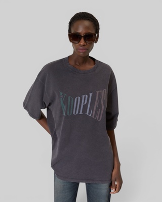 Camiseta oversize con serigraf&iacute;a negra difuminada