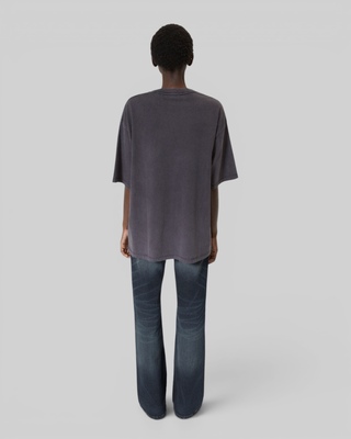 Camiseta oversize con serigraf&iacute;a negra difuminada