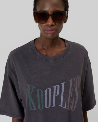 Camiseta oversize con serigraf&iacute;a negra difuminada