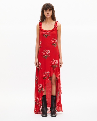 Maxi vestido rojo con estampado floral y volantes