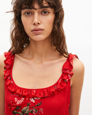 Maxi vestido rojo con estampado floral y volantes