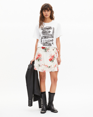 Camiseta con serigraf&iacute;a blanca