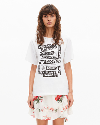 Camiseta con serigraf&iacute;a blanca