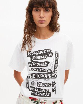 Camiseta con serigraf&iacute;a blanca