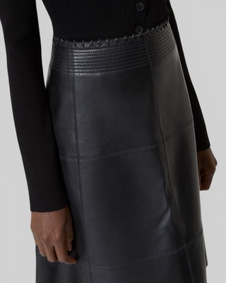 Falda midi de cuero negro