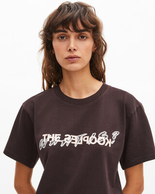 Camiseta &laquo;What Is&raquo; con pedrer&iacute;a marr&oacute;n