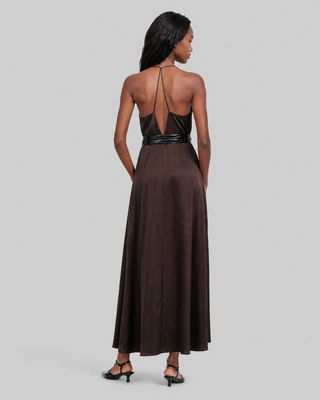 Robe longue dos crois&eacute; en satin marron