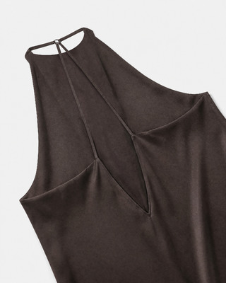Robe longue dos crois&eacute; en satin marron