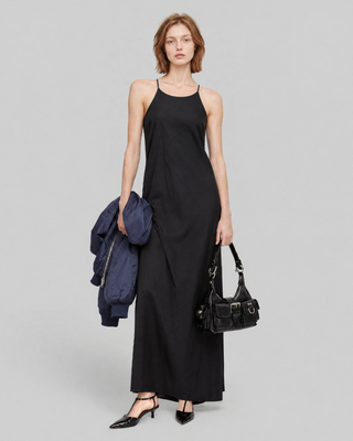 Robe longue dos crois&eacute; en satin noire