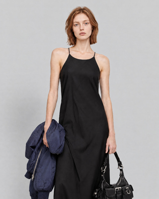 Robe longue dos crois&eacute; en satin noire