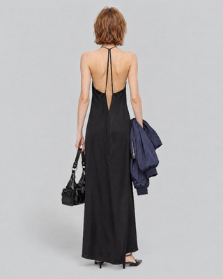 Robe longue dos crois&eacute; en satin noire