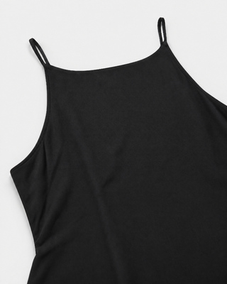 Robe longue dos crois&eacute; en satin noire