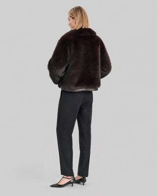 Manteau en fausse fourrure bordeaux