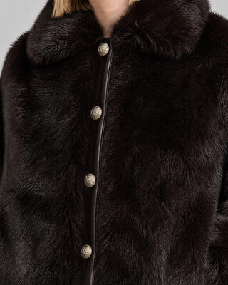 Manteau en fausse fourrure bordeaux