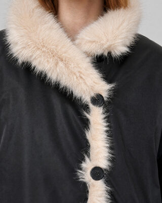 Manteau en fausse fourrure reversible beige et noir