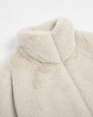 Manteau en fausse fourrure col montant ecru