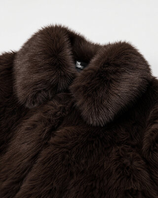 Manteau en fausse fourrure zipp&eacute; marron