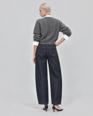 Jean barrel bleu fonc&eacute;