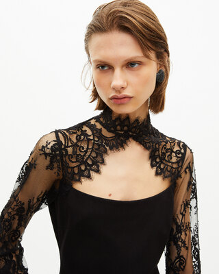 Robe courte avec dentelle noire